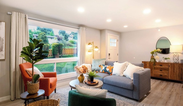 Modern Remodeled 3 BR+2 BA Upper Unit near Airport in Seattle with WiFi and AC