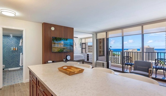 Modern remodeled Condo. Walk to Waikiki Beach. Oceanview. Free Parking. AC.