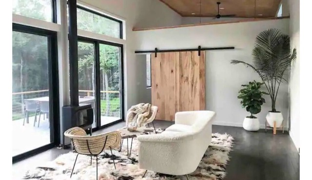 Modern Remote Catskills getaway! Hot Tub & Views!
