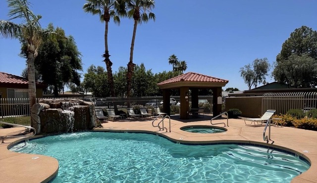 Modern Resort Condo, Pools, hot tubs, quiet, not on street, near both 101/I-17,