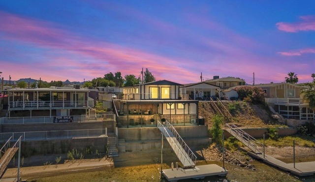 Modern Riverfront Escape Brand-New Remodel – NEW LISTING ON VRBO