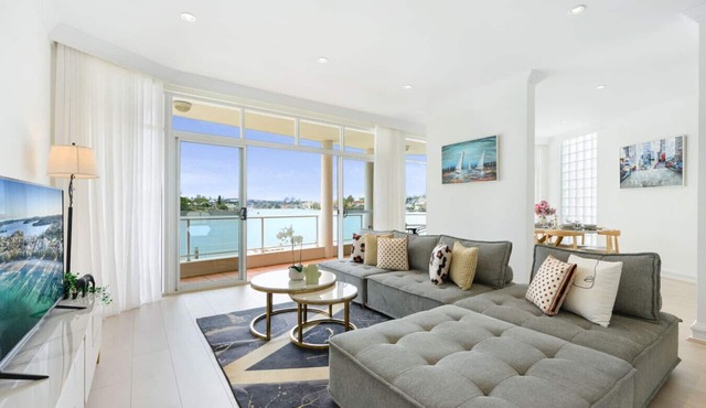 Modern Riverside 4BR Apartment in Abbotsford
