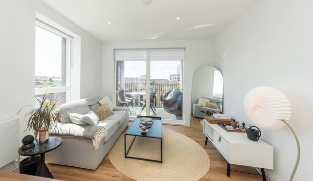 Modern Riverside Flat | Balcony | Central Location - Pass the Keys