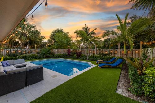 Modern Romantic Tropical Poolside Retreat!