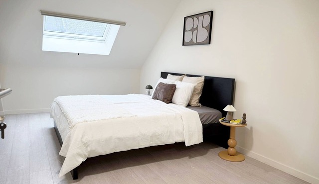 Modern Room Near Downtown | Shared Apartment with Wi-Fi