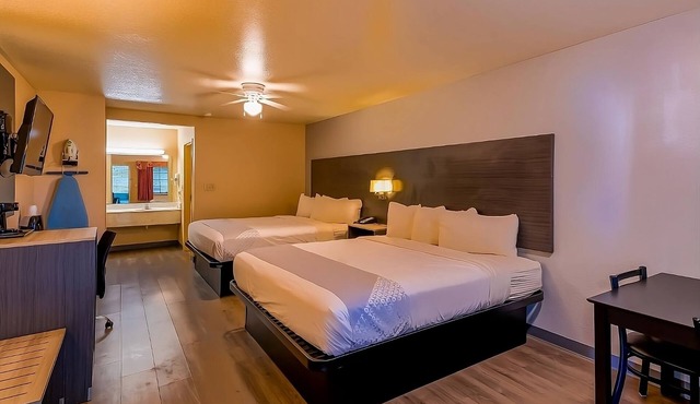 Modern Room near Kelly Tank with Outdoor Pool and Free Breakfast Included