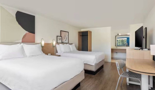 Modern Room w/Complimentary Breakfast & Pool Access