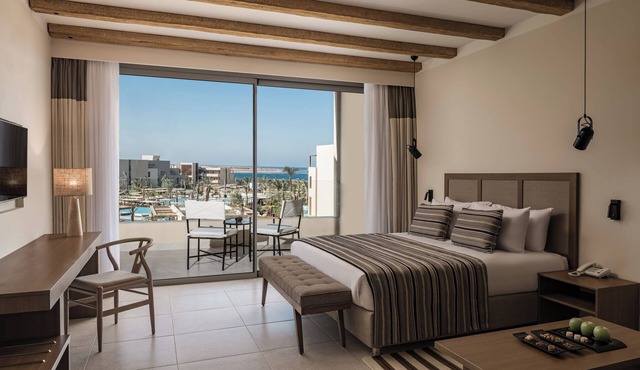 Modern Room w/Comfortable Queen Bed – Perfect for Romantic Red Sea Getaways