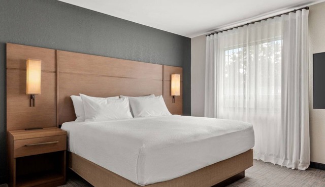 Modern Room w/Full Kitchen + King Bed + Sofa Near Centropolis