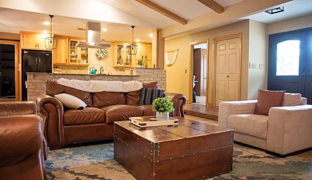 Modern Rustic Home, Sleeps 14+, Close to Q2/Domain