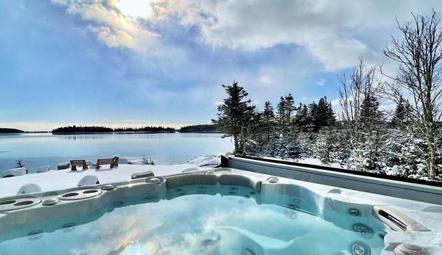 Modern Rustic Lake Cottage w. Priv Luxury Hot Tub