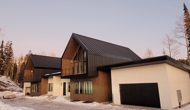 Modern Scandinavian cabin steps away from slopes. Ski-in-Ski-out with Jacuzzi!