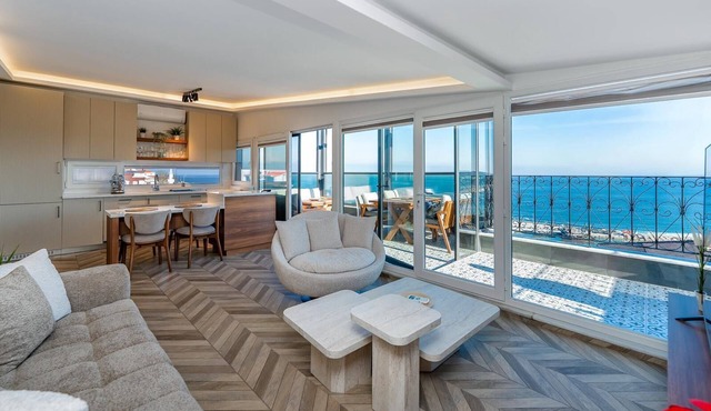 Modern Sea View Penthouse with Private Terrace – 20 Min to IST