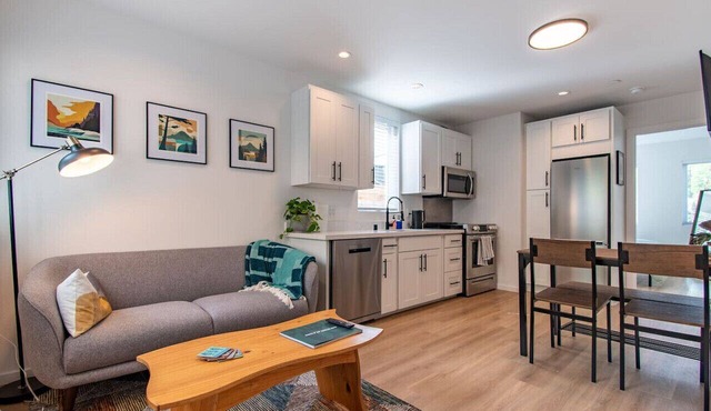 Modern Seattle Townhome Near Downtown & Parks