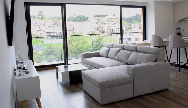 Modern & Secured 2 Bedroom Apartment Av Ordonez Lasso Steps from Tomebamba River