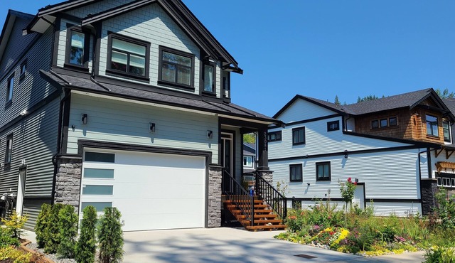 Modern, self-contained 2b/1.5 b suite w/workspace