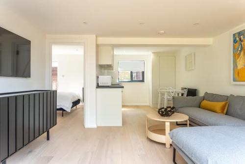 Modern self contained one bedroom with garden