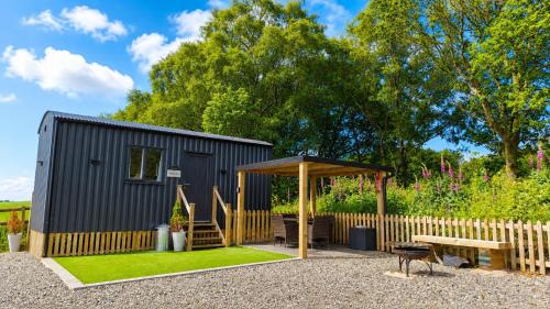 Modern Shepherd Hut with Views, near Alton Towers