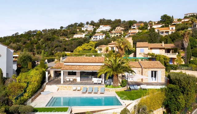 Modern, single-storey villa with sea views