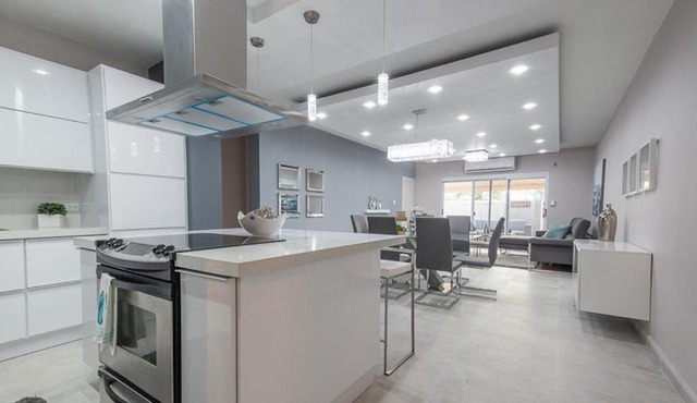 Modern & sleek Apartment, 7 mins from Jobos Beach