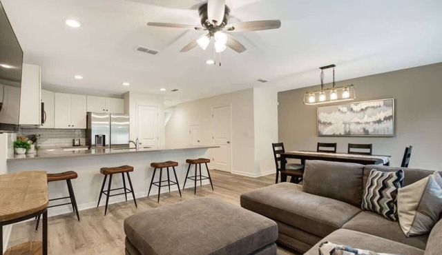 *Modern Southside Abode* Wifi, Kitchen, AC