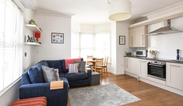 Modern Southville Apartment 5 Min Walk to Centre