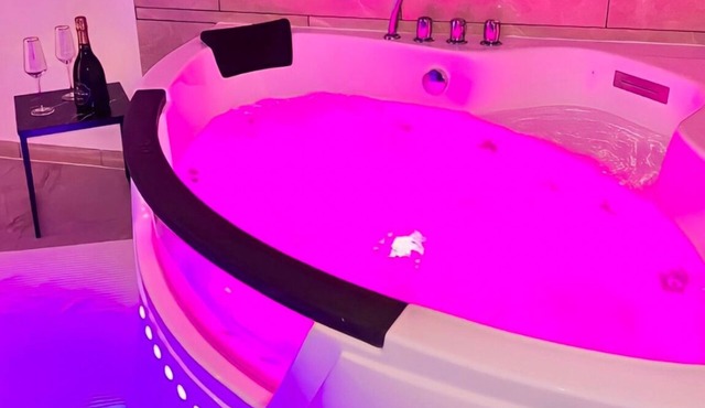 Modern Spa - Cozy & Chic Jacuzzi/Hyper center 🌹