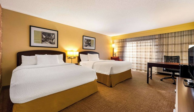 Modern Space, Ergonomic Workspace, Swimming Pool, and Pet-Friendly Stay