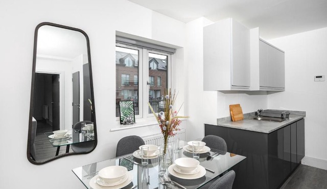 Modern Spacious 1Bed with Allocated Parking, Fast Wi-Fi, Private Garden, and Fast Access to Train and Bus Stations