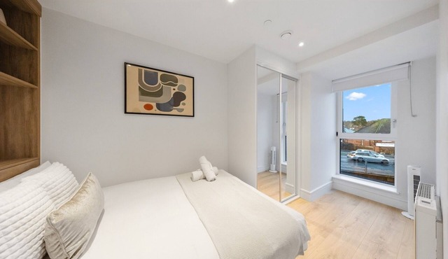 Modern & Spacious 2-Bedroom apartment + Free Parking Workspace Gym Cinema