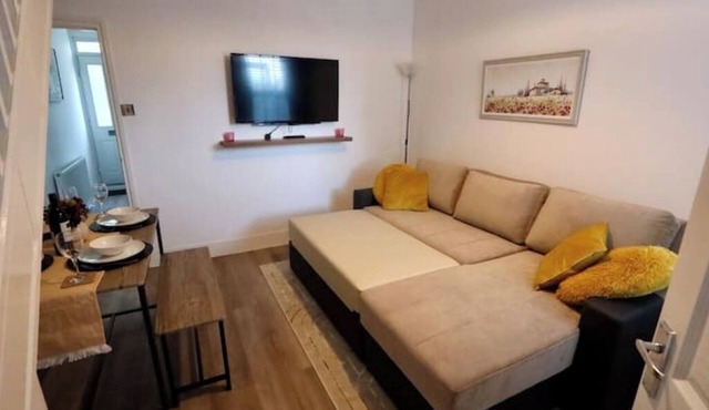 Modern, Spacious 3 Bedroom home Watford Junction