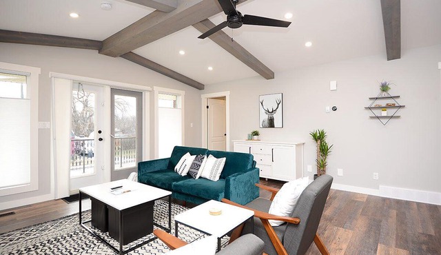 Modern & Spacious 3 Bedroom, Close to the Mountains!