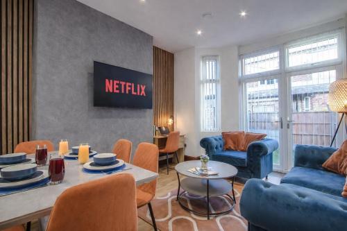 Modern & Spacious 4-Bedroom Home, Family & Contractor Friendly, Manchester