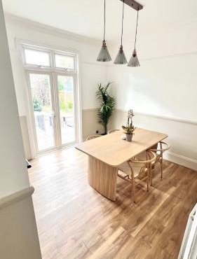 Modern Spacious 4 Bedroom Home in Greater Ldn With Garden and Parking