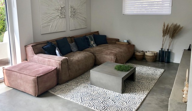 Modern, spacious and lovely house near Amsterdam - private parking with charger