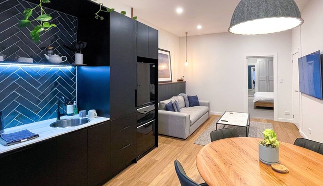 Modern, spacious CBD Apartment across from City Park