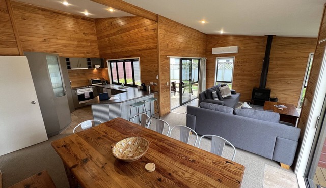 Modern spacious bach close to the lake
