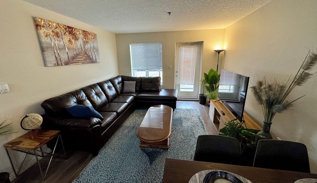 Modern Spacious Condo-Style Apartment | Queen Bed | Prime Location