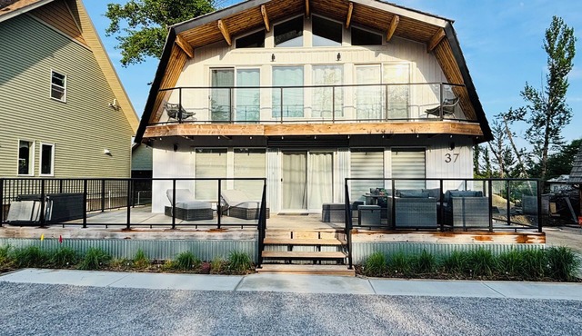 Modern Spacious Cottage at the Lake - Sleeps 12/4br/4ba
