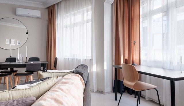 Modern Spacious Flat w Balcony 5 min to Taksim