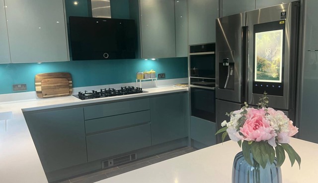 Modern Spacious 4 Bedroom Detached House in Residential Area