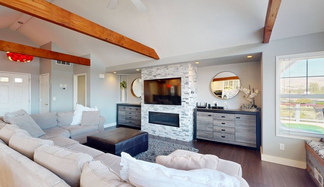 Modern & Spacious Home Near Lake Chelan with Private Hot Tub, Shared Pool