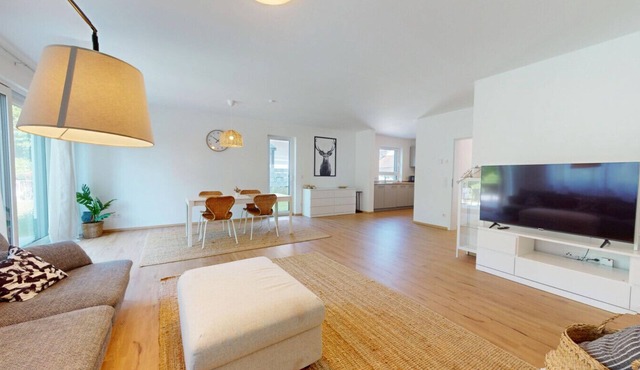 Modern, spacious house with 5 bedrooms, 3 bathrooms and a large garden
