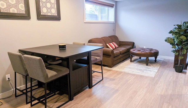 Modern Spacious Suite 5 minutes to UofA/Cross Cancer/Maz | Private Entrance