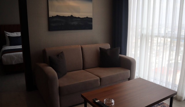 Modern, spacious suites. Close to the airport and central areas.