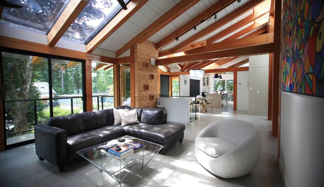 Modern & spacious timber frame home, 3 bed, 5 bath. W/Sauna + Espresso