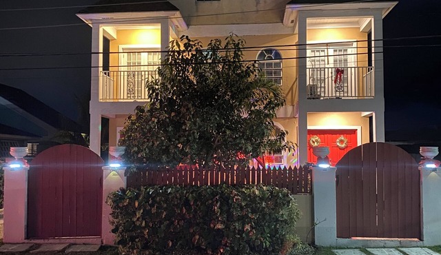 Modern & Spacious Townhouse near Beaches, Airport, Grocery Stores & Resataurants
