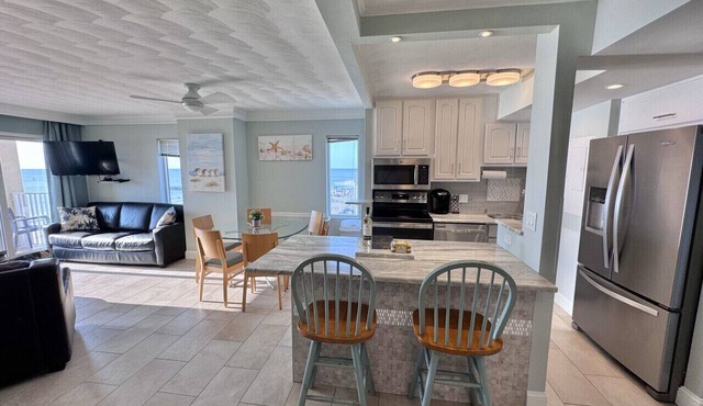 Modern Spacious 3 Bedroom w/Oceanfront Balconies