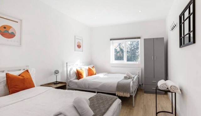 MODERN Split level apartment/close to big shopping centres and train station