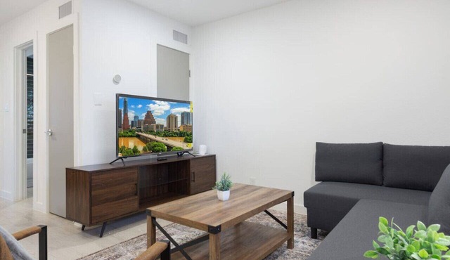 Modern Spotless Austin Unit 5 Min Drive Downtown
